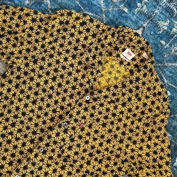 Levi’s Cubano Patterned Lightweight Button-Down Shirt - Picture 3 of 6